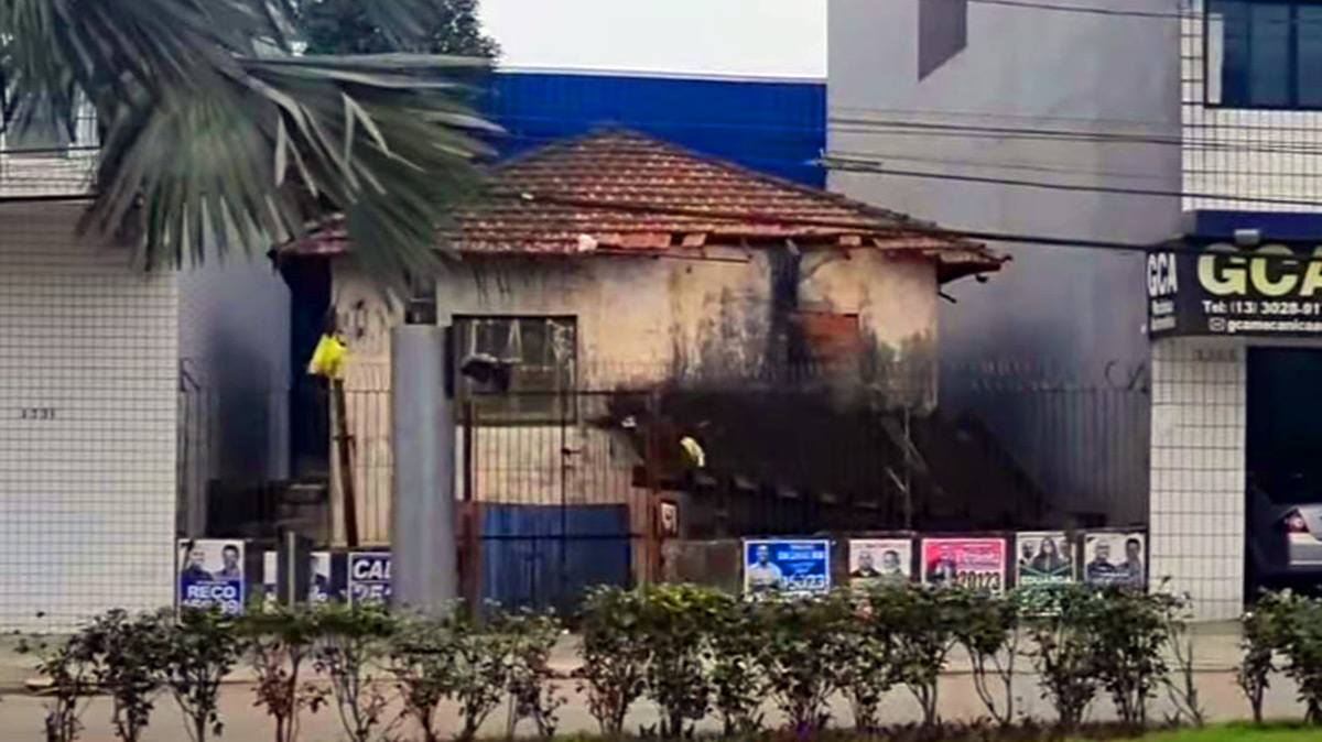 Casa abandonada, em Praia Grande, pode esconder carros clássicos, como Opala e Maverick