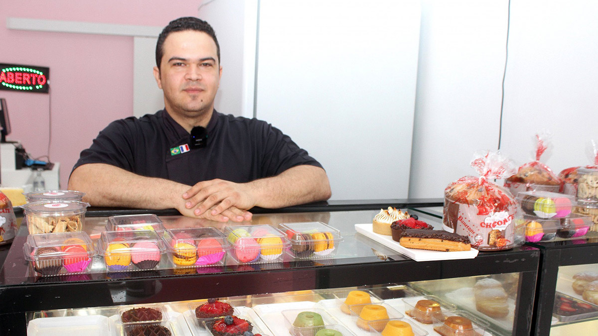Tortas, bolos, pudins, além dos doces diferentes macarons e o pastel de Belém são oferecidos na confeitaria