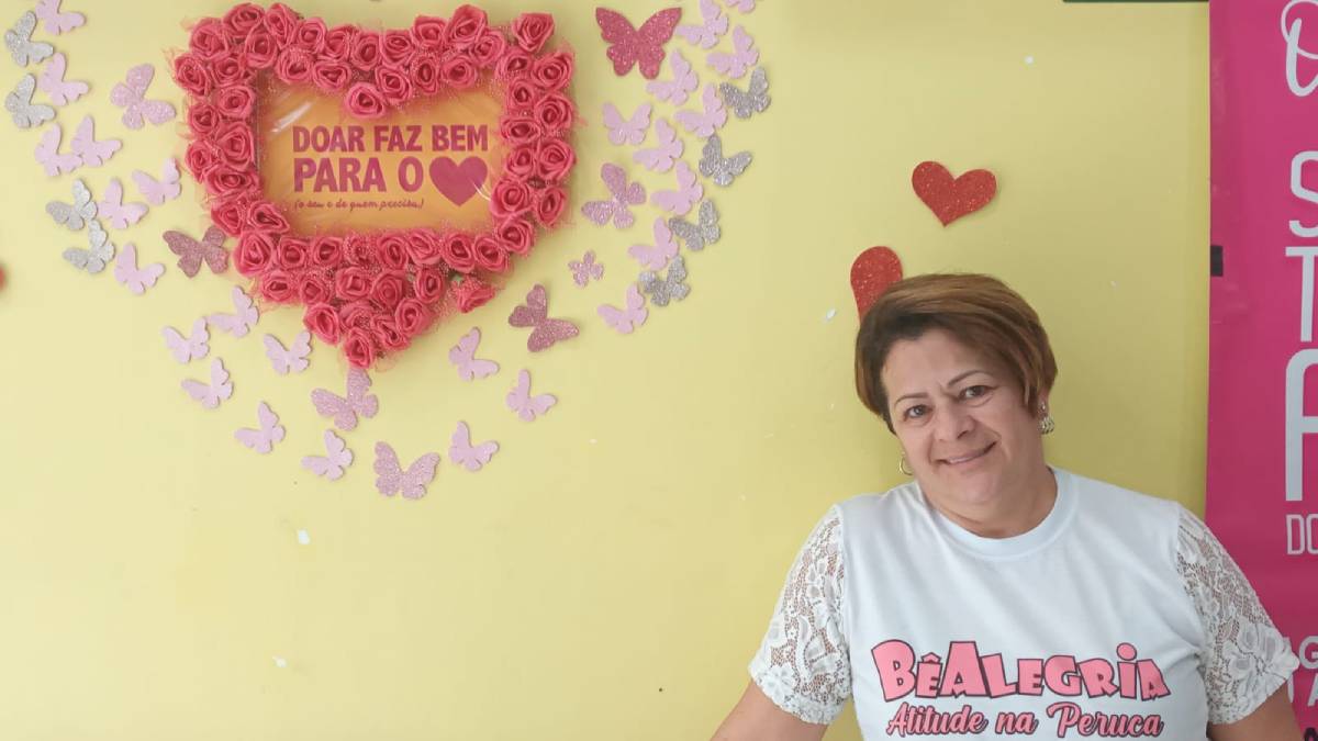 Perucas ficam expostas no salão e são doadas às mulheres em tratamento de câncer, em Itanhaém