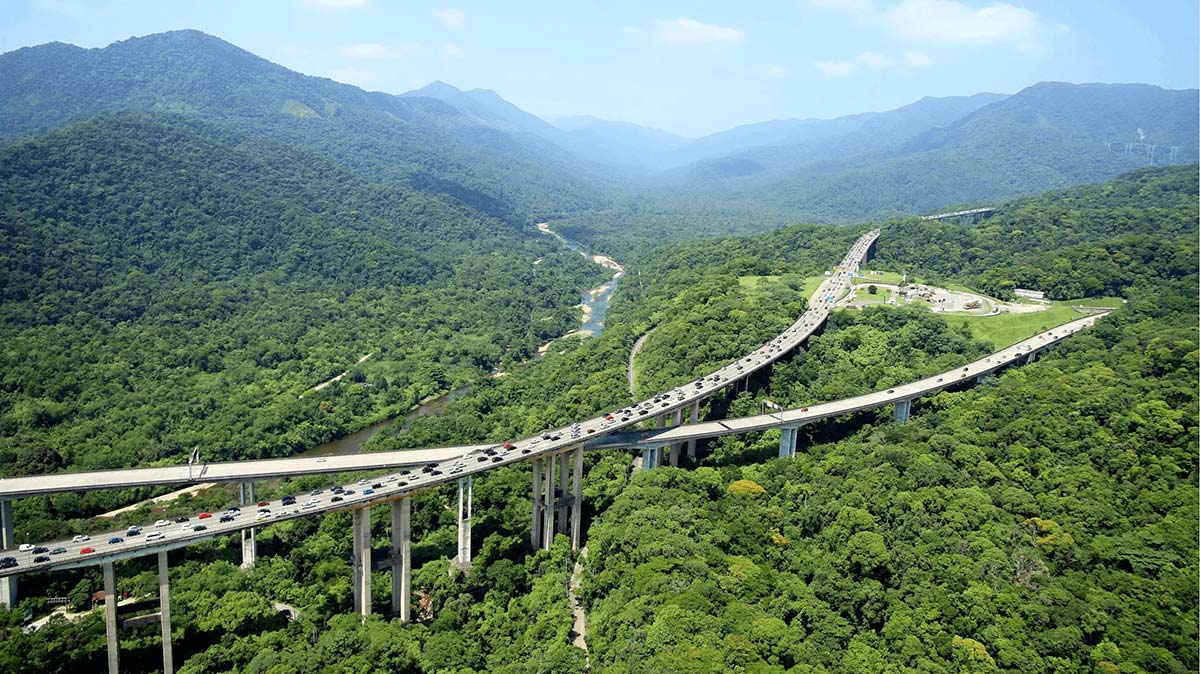 Os motoristas estão encontrando congestionamento para subir do litoral paulista para a Capital na tarde deste domingo (17/11)