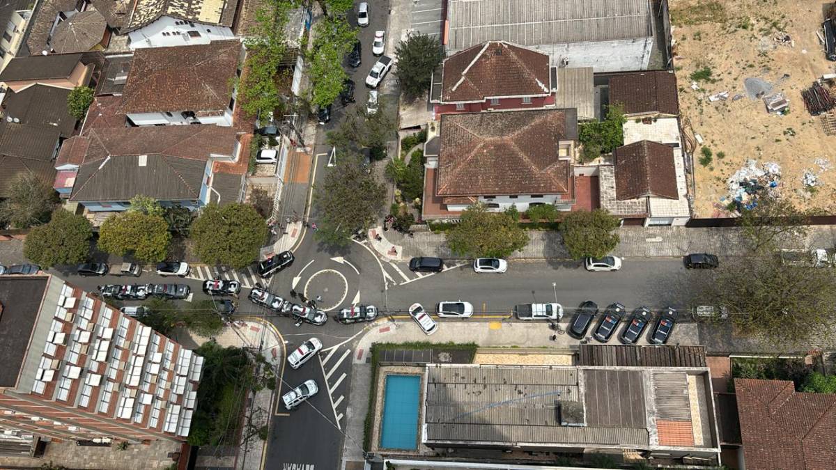 Além disso, uma informação complementar diz que o sequestrador ainda está dentro do edifício da vítima