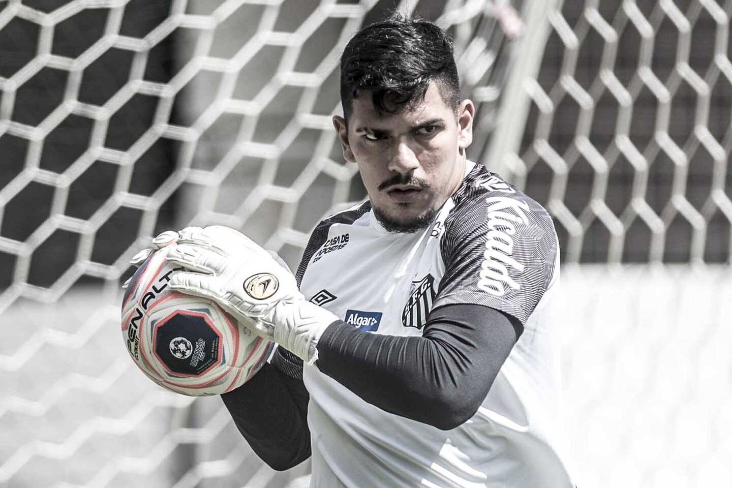 Goleiro do Santos FC, João Paulo, era o principal alvo dos criminosos