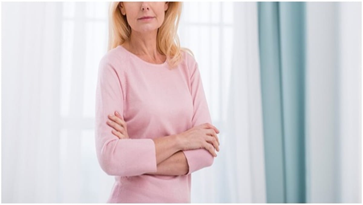 Menopausa pode causar sintomas como incontinência urinária, calor excessivo e ganho ou perda de peso repentinos