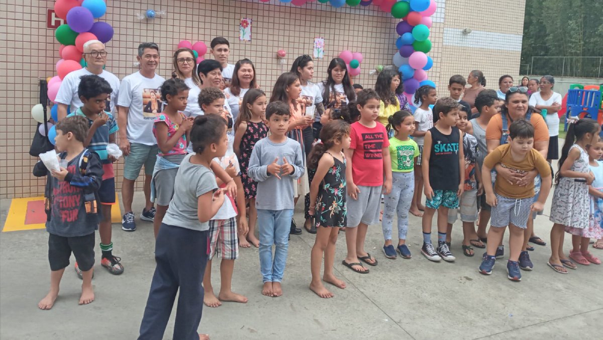 A festa, que reuniu crianças e suas famílias, também contou com a participação de colaboradores e voluntários