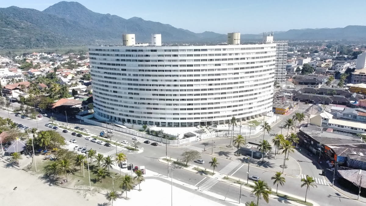 Quem está na maior parte das praias urbanas da cidade não consegue deixar de ver a montanha de concreto praticamente nos braços da cordilheira verdejante que pulsa vida