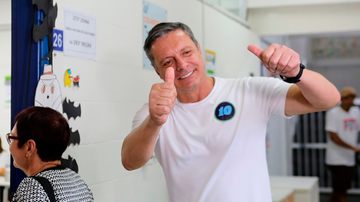 Rogério Santos (Republicanos) permanece na Prefeitura de Santos por mais quatro anos