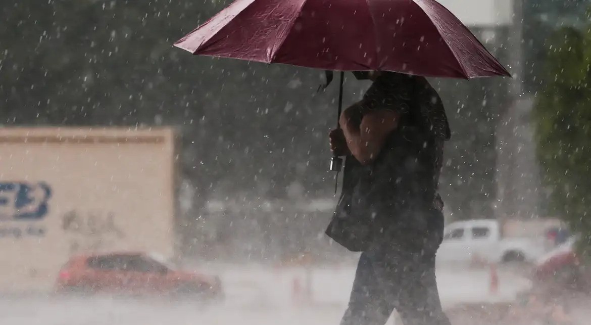Frente fria chega com chuva já na madrugada no litoral de SP