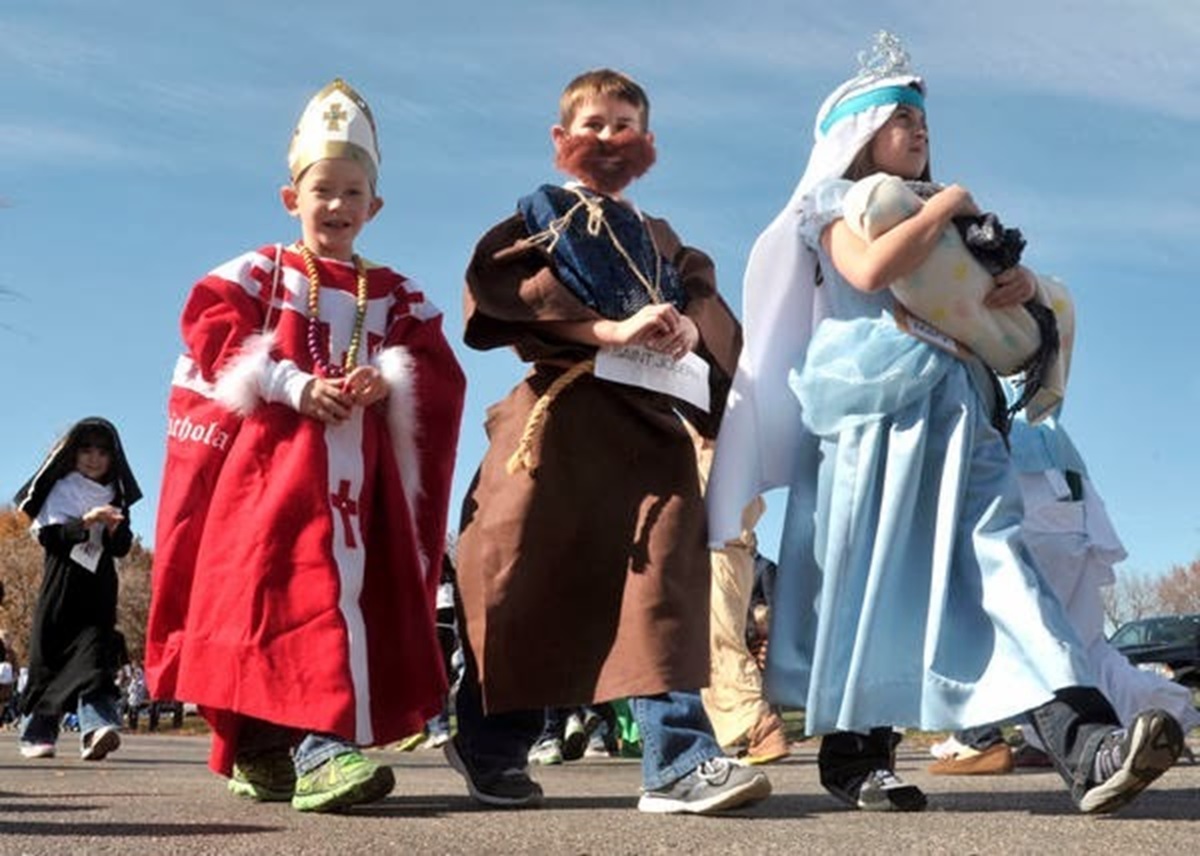 Para o Holywins, crianças se fantasiam como os santos de devoção