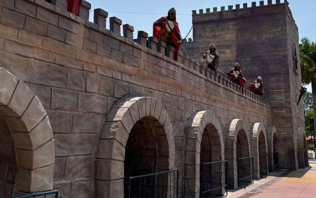 A entrada do parque tematizada para a edição de 2024 da Hora do Horror