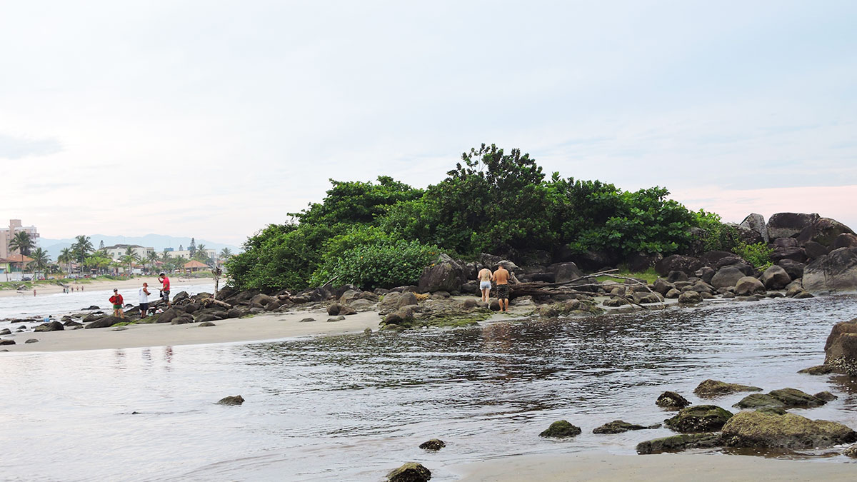 A Praia da Saudade fica em frente a Boca da Barra, formada pelo encontro das águas do rio Itanhaém com o mar