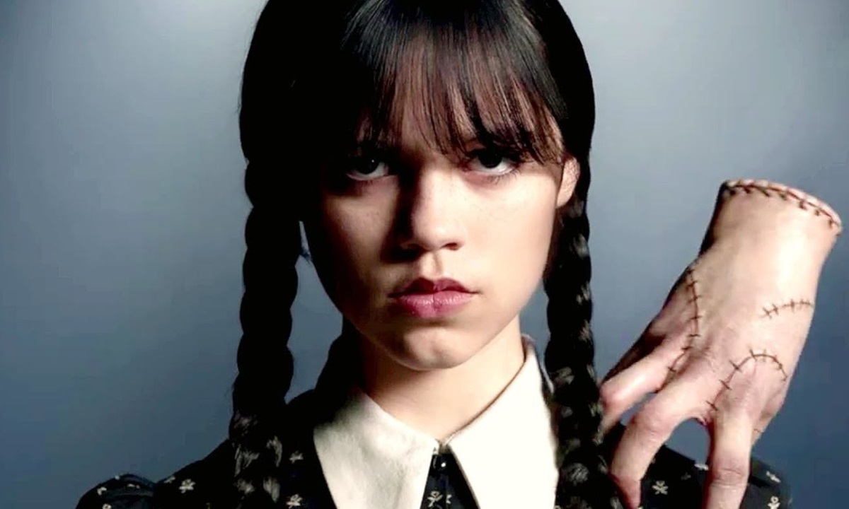 A mãozinha O Coisa, parceiro de Wandinha, está entre os itens preferidos de Halloween