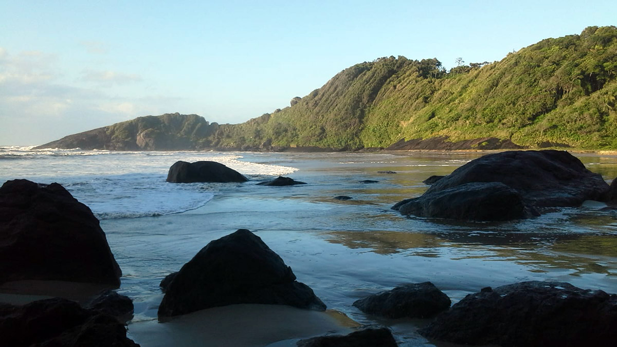 Trata-se de uma pequena senda de pedra encostada em um paredão de um lado e um baita abismo do outro