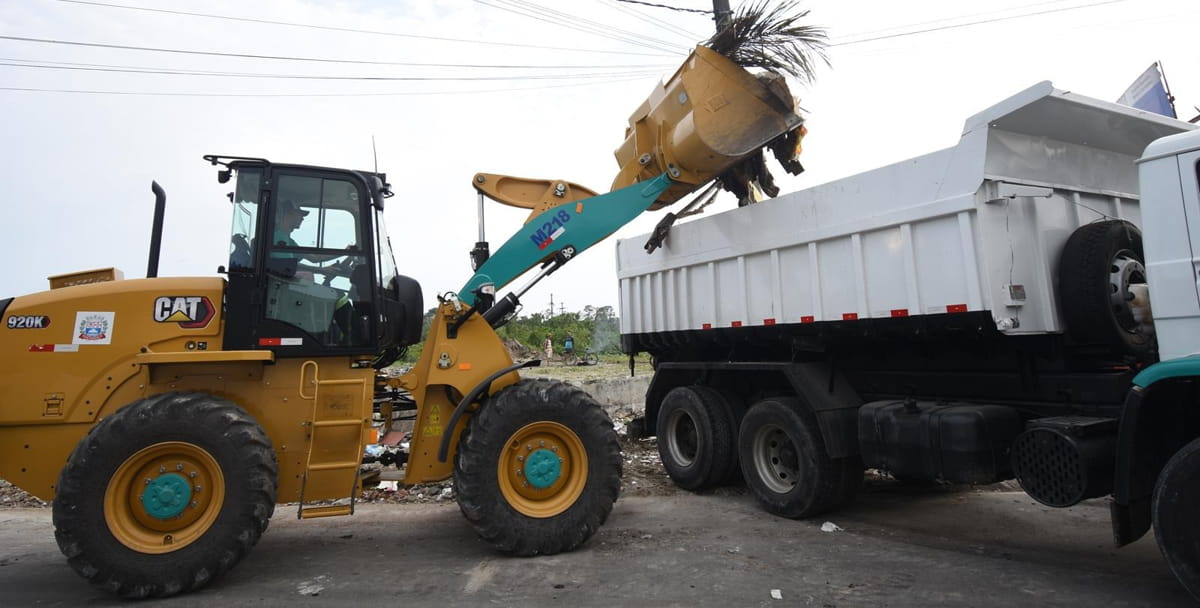 O serviço incluiu a pintura e raspagem das guias, além da roçagem de mato e retirada de entulhos espalhados pelas calçadas e ruas