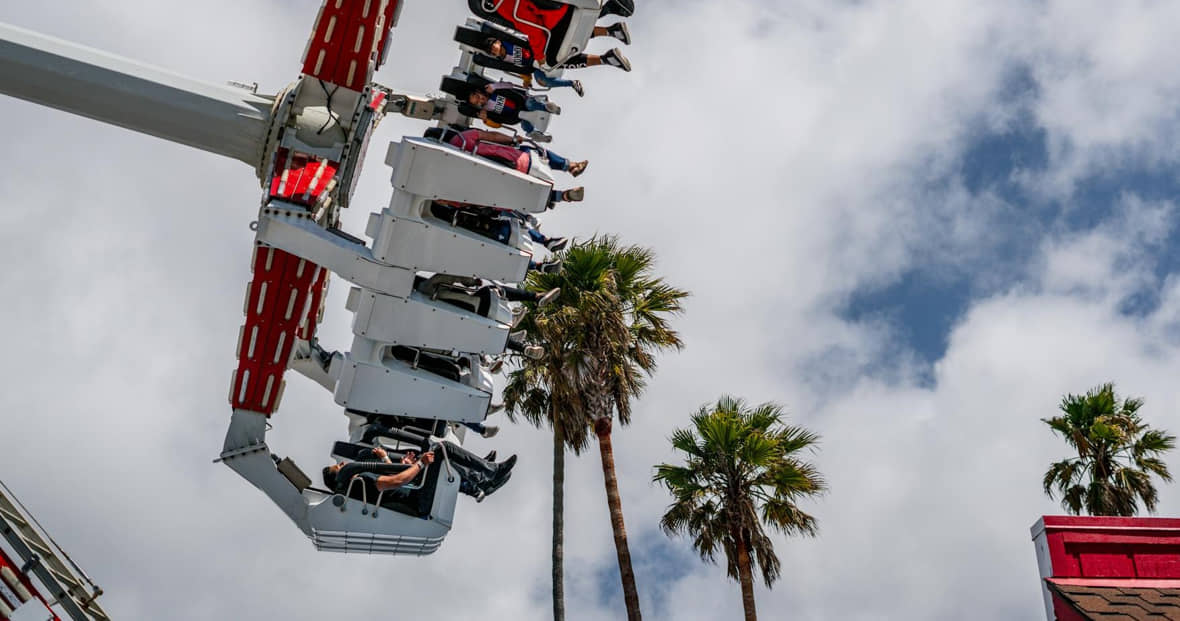 Uma atração semelhante à um enorme pêndulo giratório está no projeto da Cacau Show
