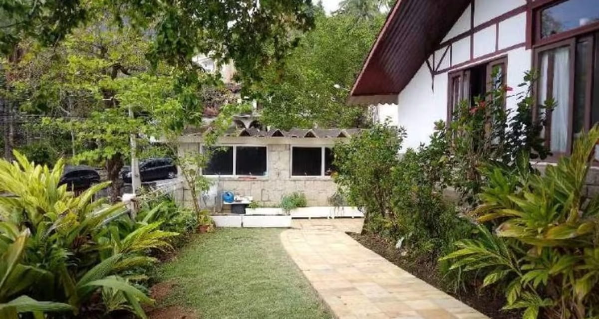 A mansão fica na Praia do Viana e, apesar de estar avaliada em milhões, o local tem débitos tributários