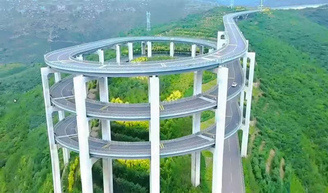 A rodovia mais alta do mundo está na China e tem 350 metros de altura