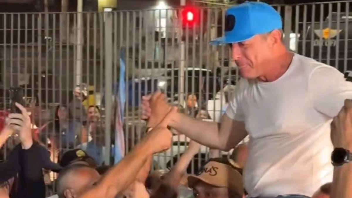 Rogério Santos (Republicanos) comemorou nos braços dos apoiadores