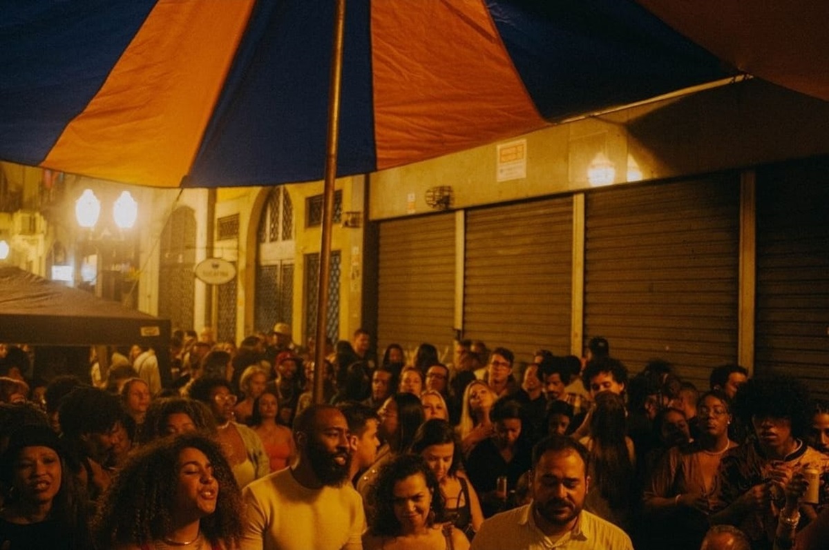 Samba da Tenda acontece uma vez por mês em frente ao Museu do Café, em Santos