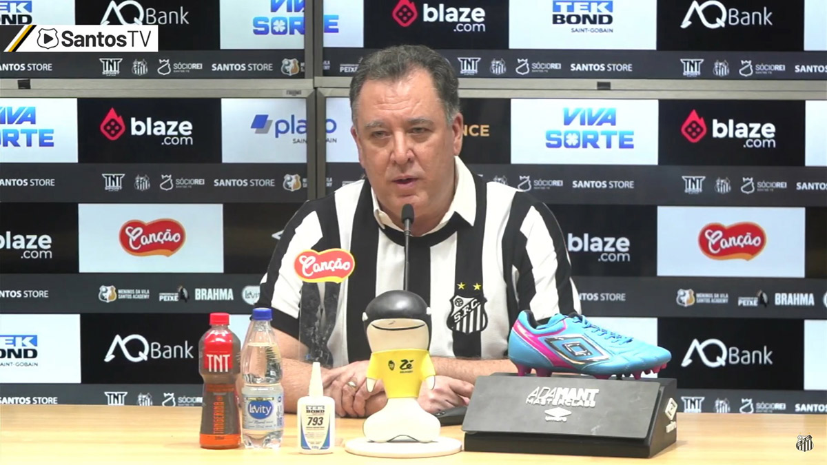 O presidente Marcelo Teixeira durante coletiva de imprensa