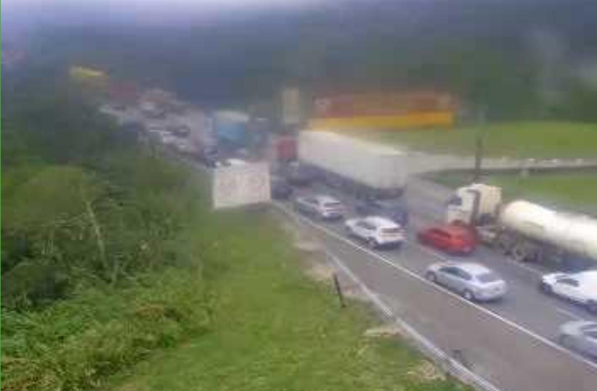 Tráfego está congestionado na Rodovia dos Imigrantes por alto fluxo de veículos