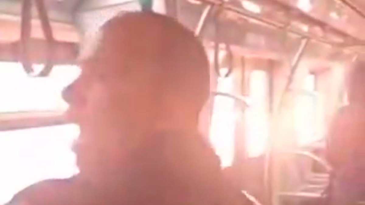 Um trem pegou fogo na noite desta segunda-feira (14)