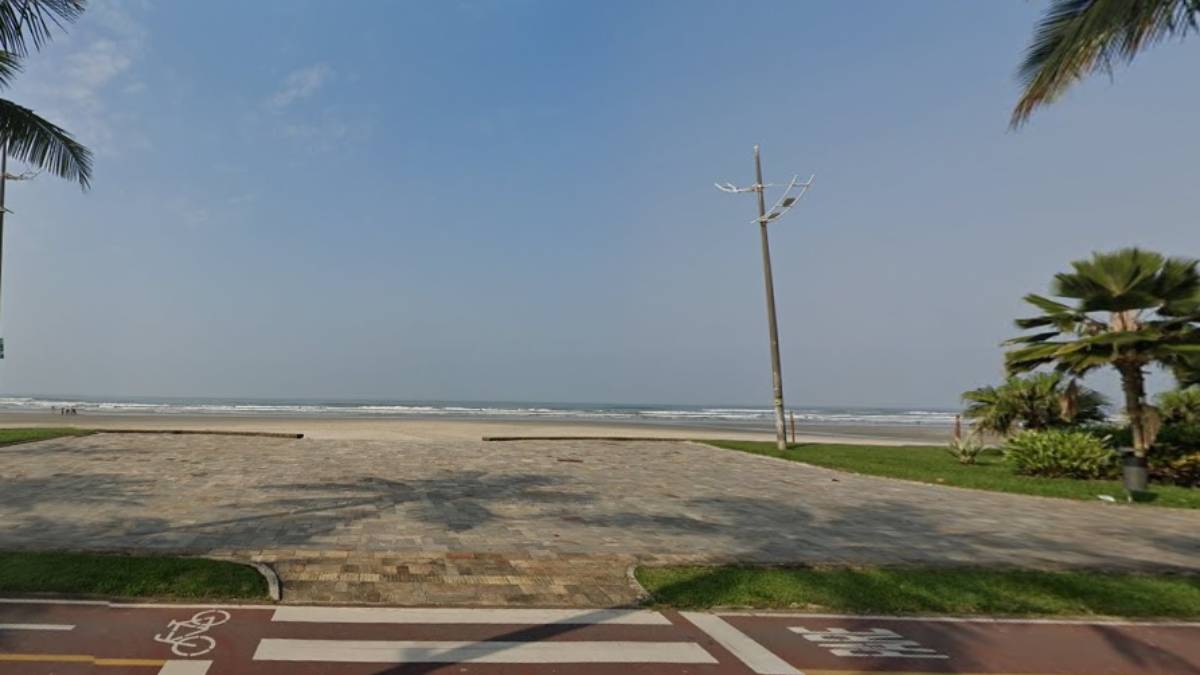 A praia do bairro Maracanã, em Praia Grande, está sofrendo com o mau cheiro causado pelo vazamento de uma tubulação de esgoto