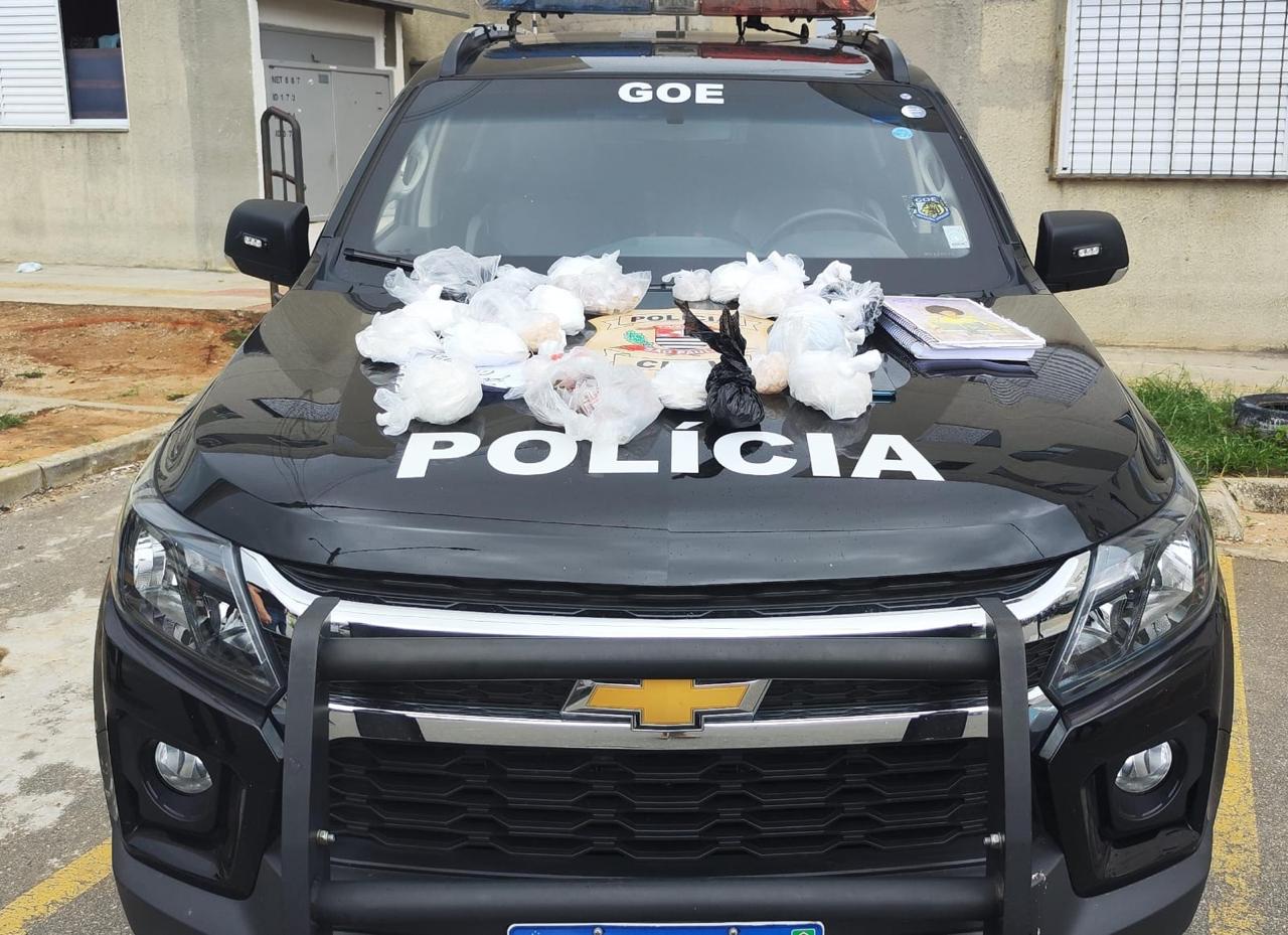 As investigações revelaram que a área era utilizada por traficantes como depósito e centro de distribuição de entorpecentes