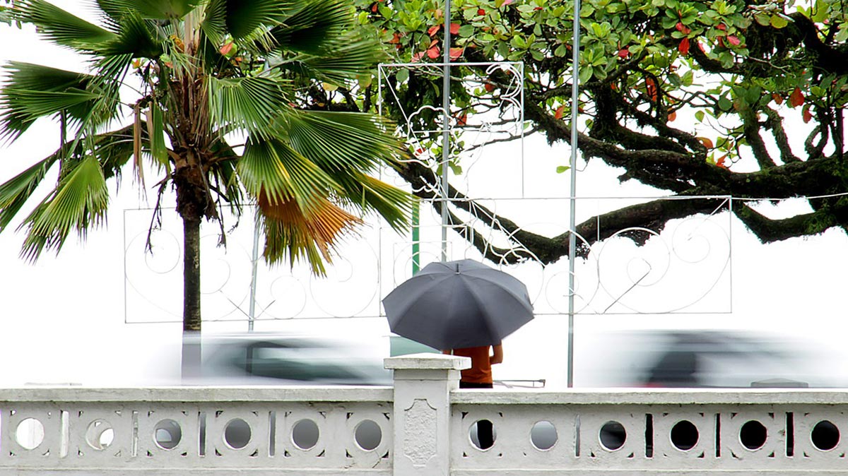 A chuva permanece firme até sábado (16) no litoral de SP