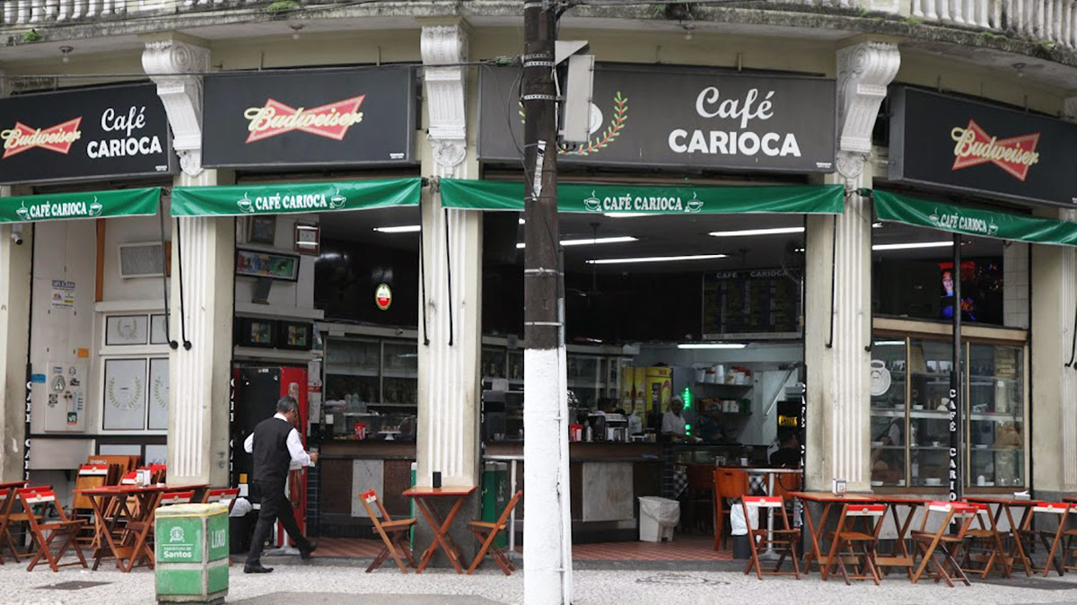 Ao longo dos anos, o Café Carioca virou um verdadeiro ponto de encontro da sociedade santista