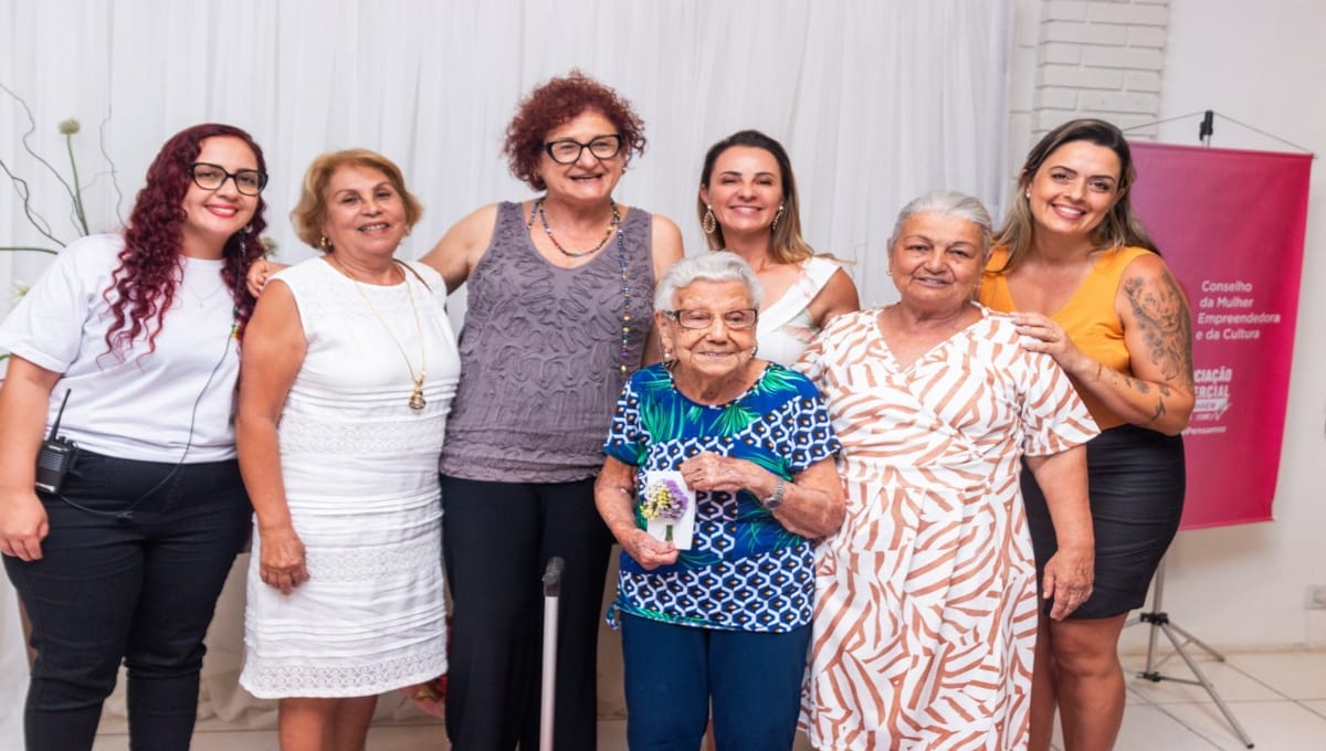 Empresárias são homenageadas pela diretoria da Acaiem Itanhaém