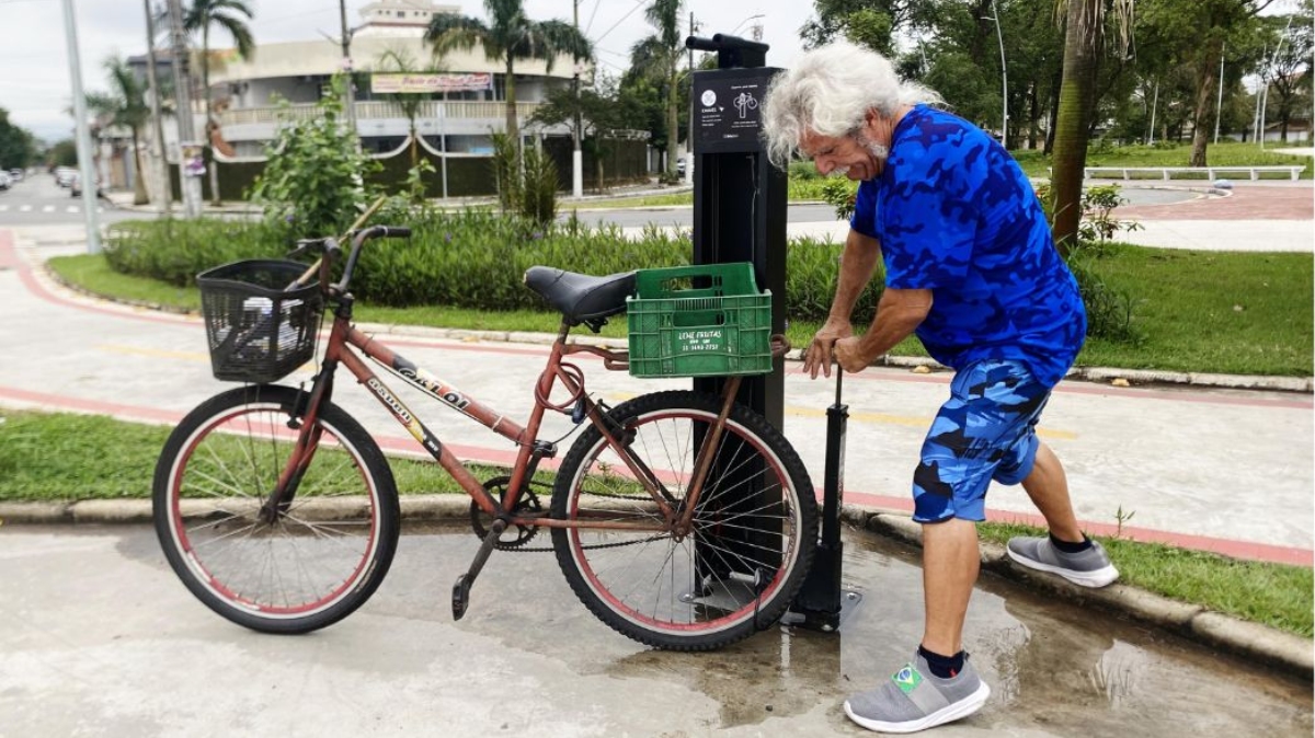O equipamento também conta com um calibrador de pneus e um suporte na parte superior