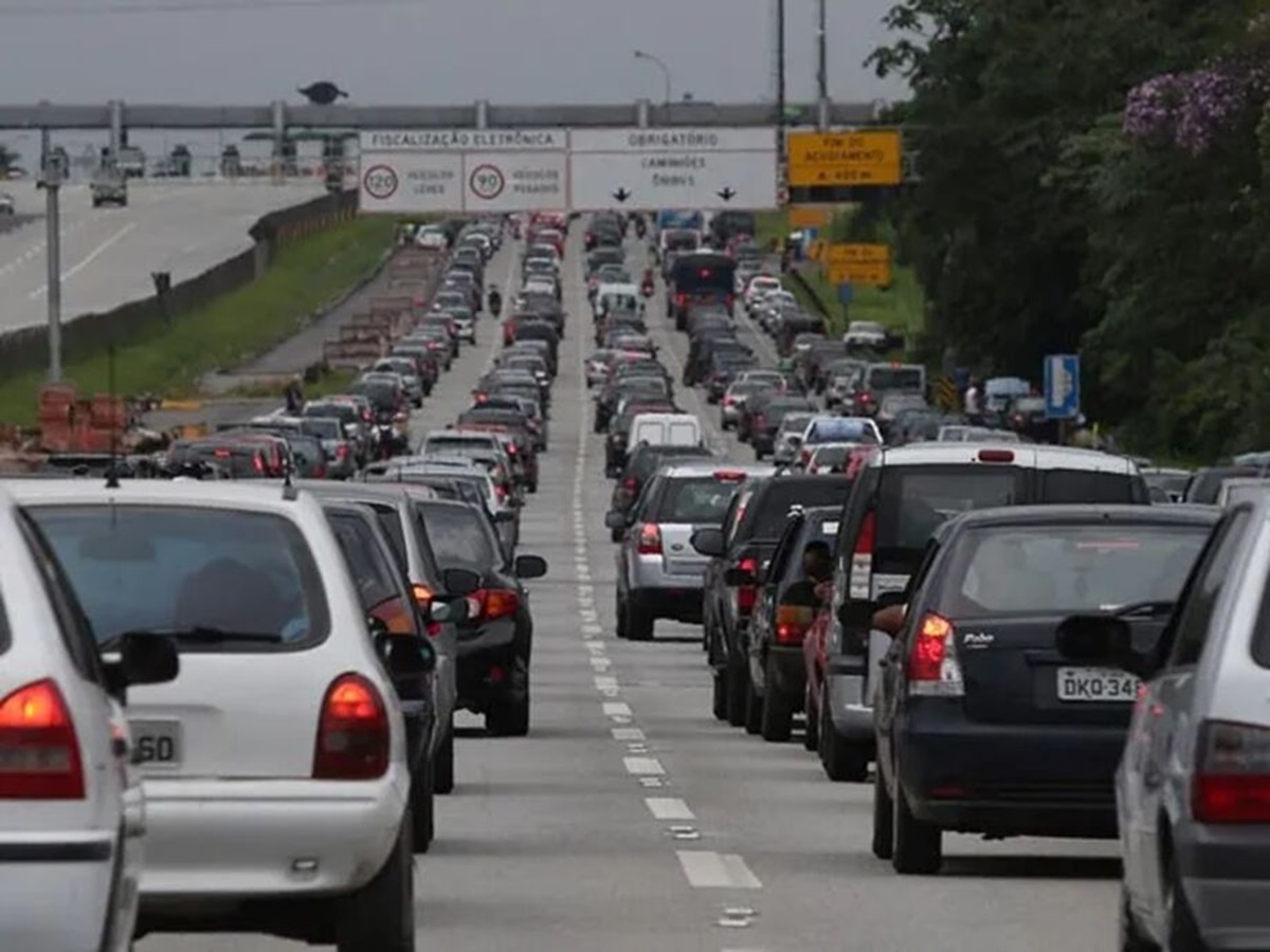 Rodovias em direção do Litoral e ao Interior têm congestionamento neste feriado