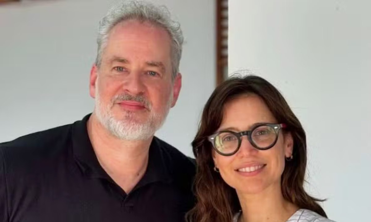 Mel Lisboa é a repórter Silvana, Dan Stulbach o repórter Juan