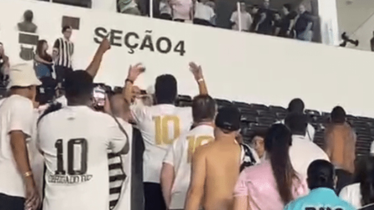 Apesar do resultado positivo, o clima de celebração foi rapidamente ofuscado por protestos de torcedores