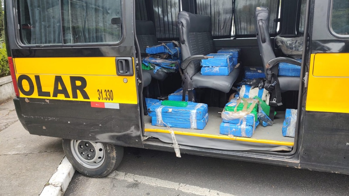 Van escolar tinha mais de 300 quilos de maconha