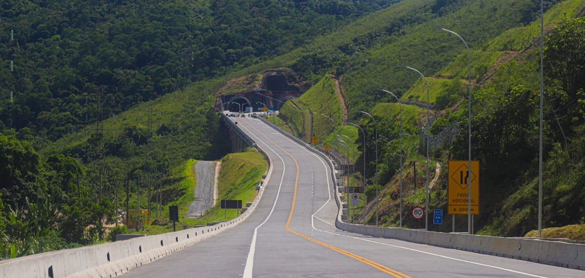 O trecho duplicado fica entre as praias de Massaguaçu, em Caraguatatuba, e Grande, em Ubatuba