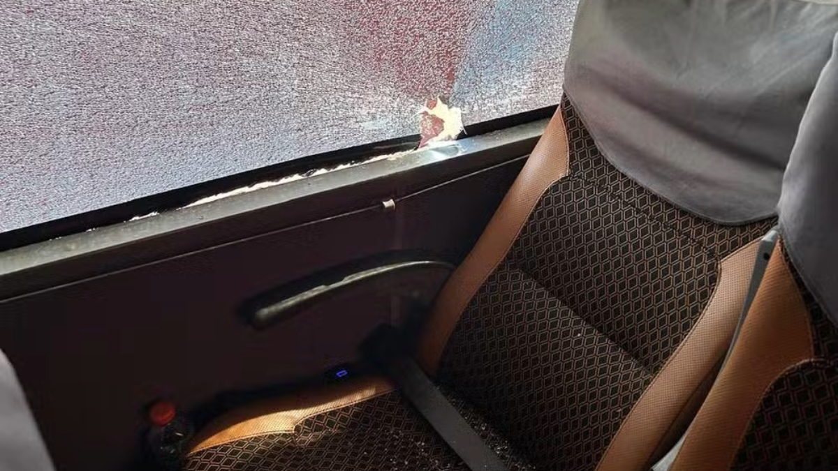 Ônibus foi atingido por volta das 15h antes de jogo contra o Vitória