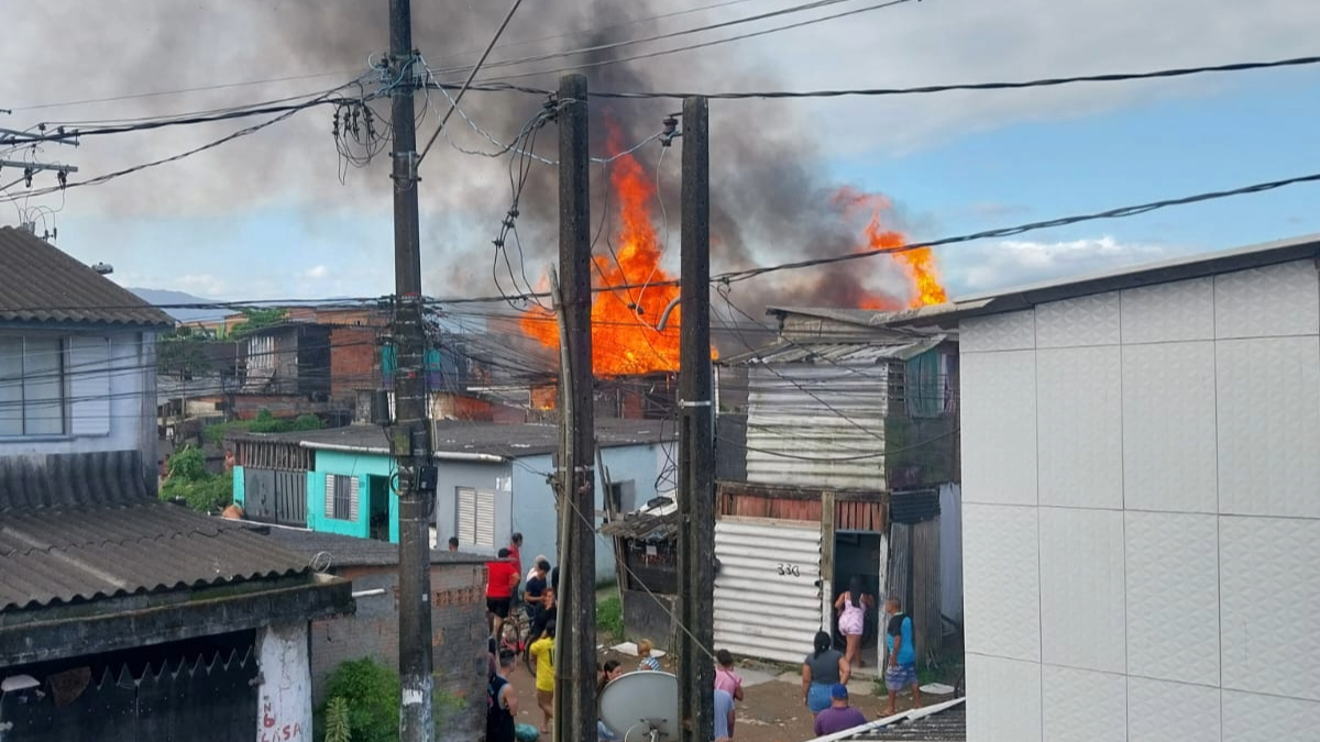 Incêndio atinge comunidade México 70, em São Vicente