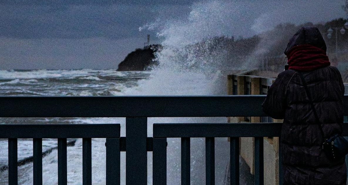 Frente fria vai trazer muita chuva e ventos fortes ao litoral de SP nessa semana
