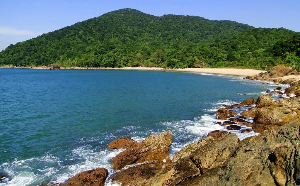 A Praia do Camburi fica bem no rabo do dragão de Guarujá, quase chegando em Bertioga