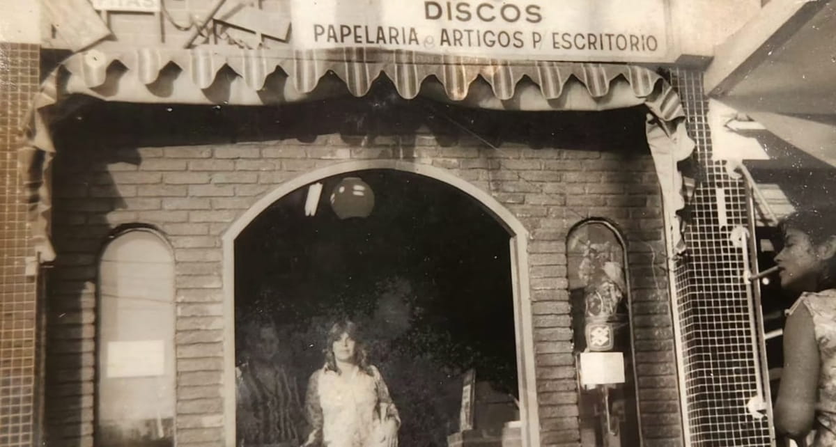 A Jut´z Som foi montada em 1974 e se tornou a única loja de discos e livros, em Itanhaém