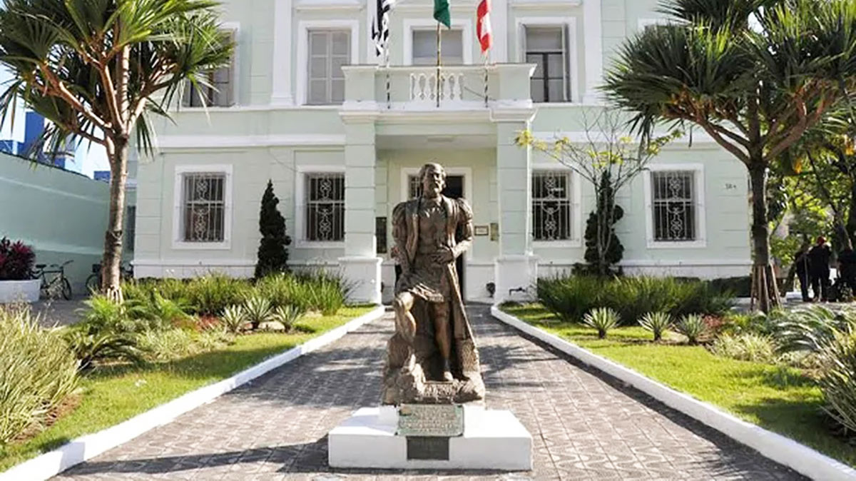 A Prefeitura de São Vicente informou que o pagamento do abono e da cesta básica no município é regular