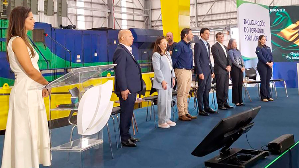 Costa Filho, ao centro, durante inauguração do 'novo' terminal de celulose no Porto de Santos