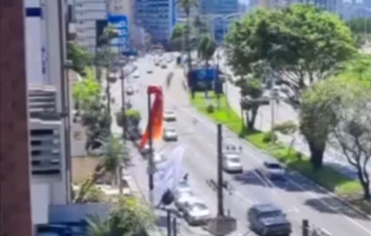 Paraglider ficou preso em fiação da avenida da praia de São Vicente