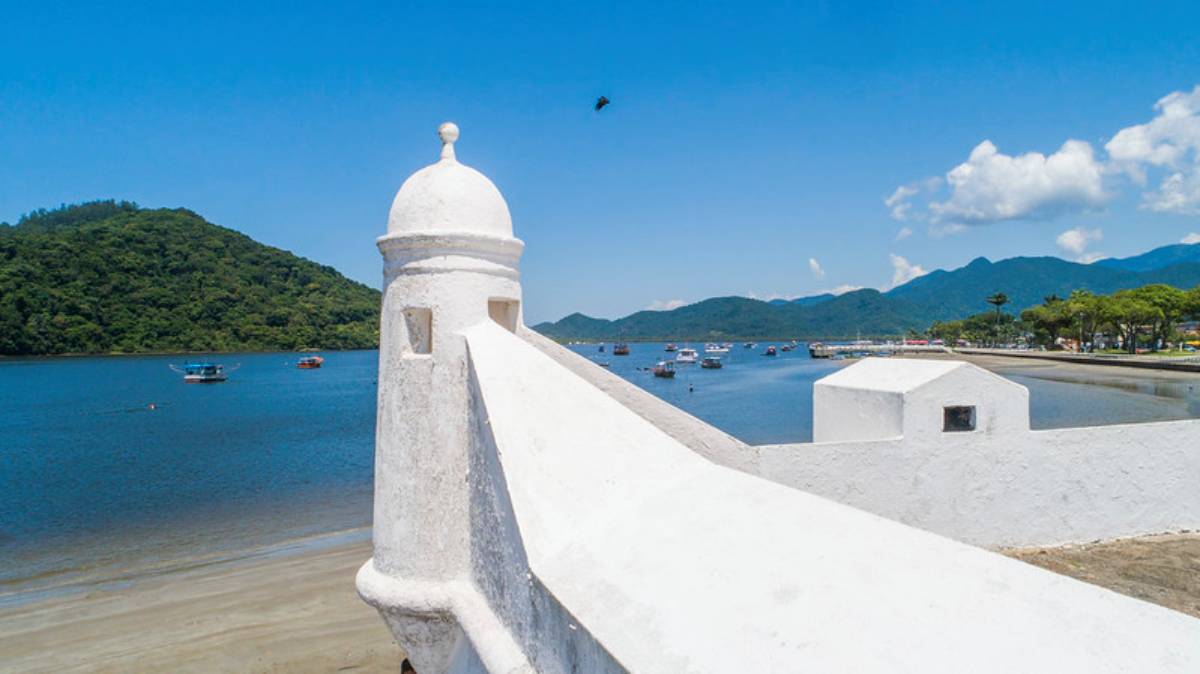 O parque abriga o Forte São João, a primeira fortaleza do Brasil