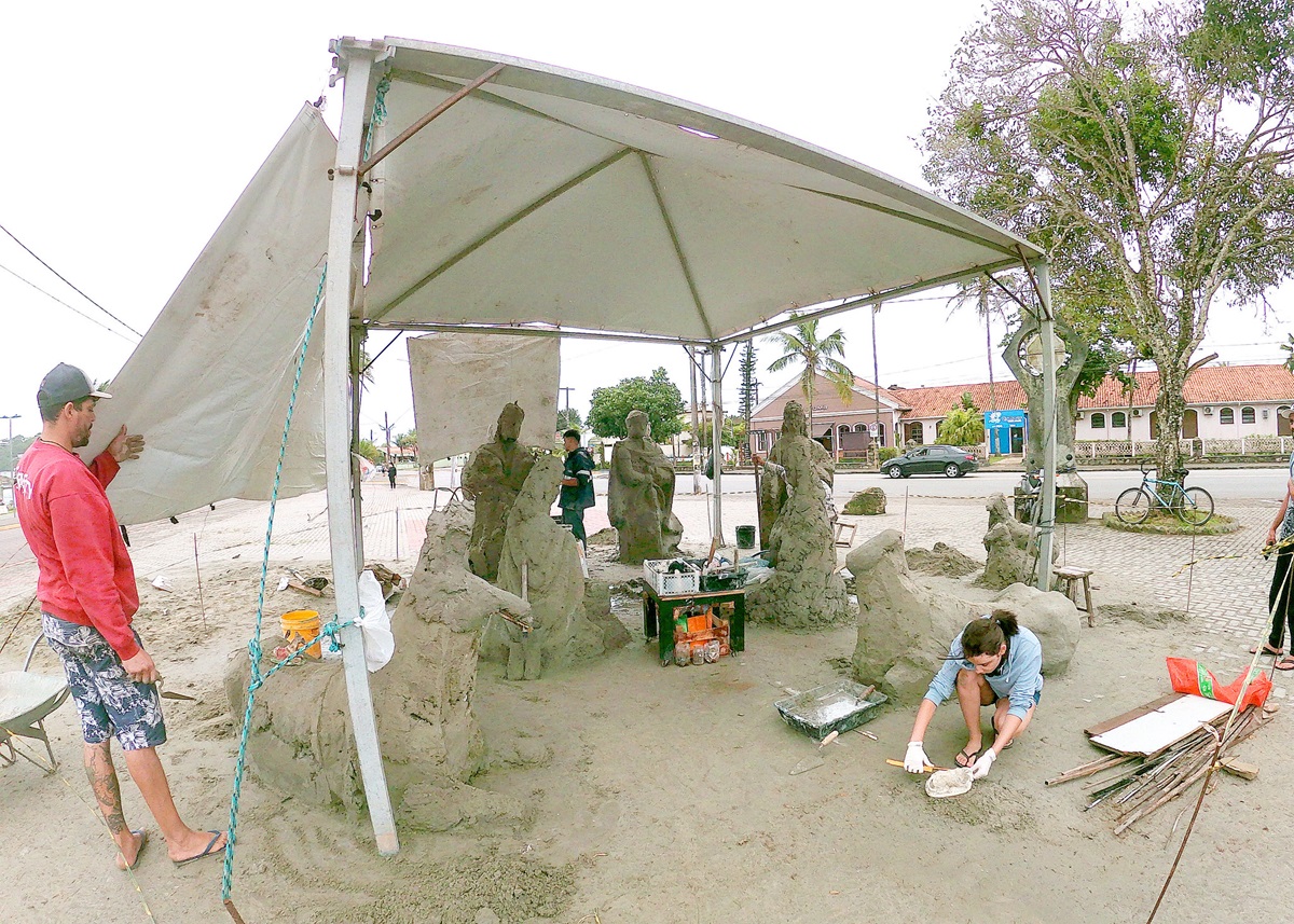 Esculturas estão sendo desenvolvidas na faixa de areia da Boca da Barra, em Itanhaém