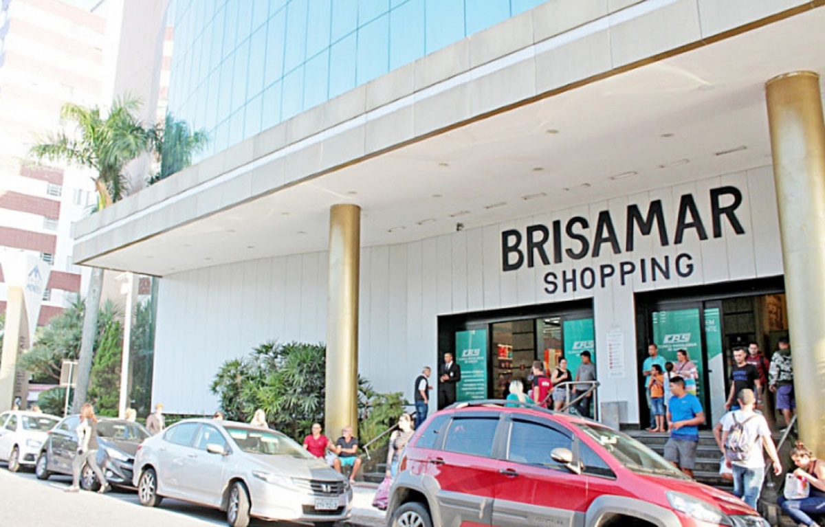 O Brisamar Shopping se consolidou como o principal destino comercial e de lazer da Baixada Santista