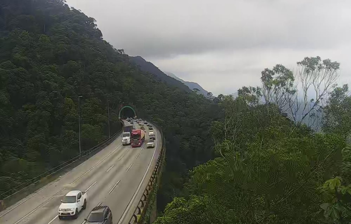 Motorista encontra lentidão no trecho de serra da Imigrantes no sentido Capital