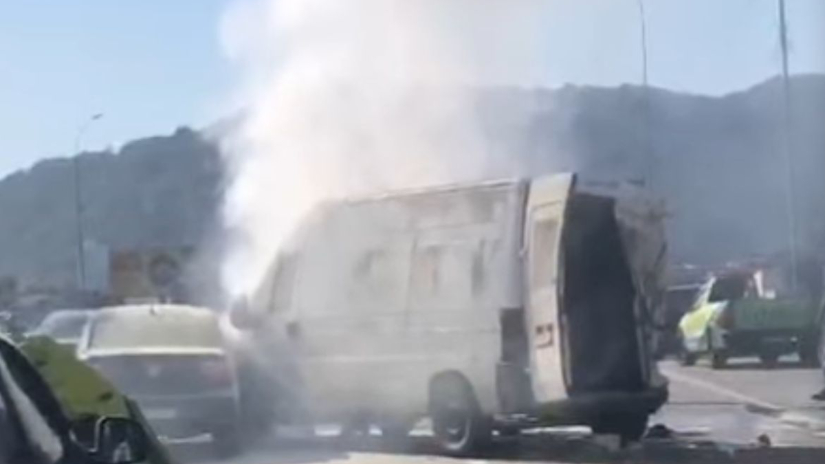 A colisão entre caminhão, van e carros acabou provocando chamas no local