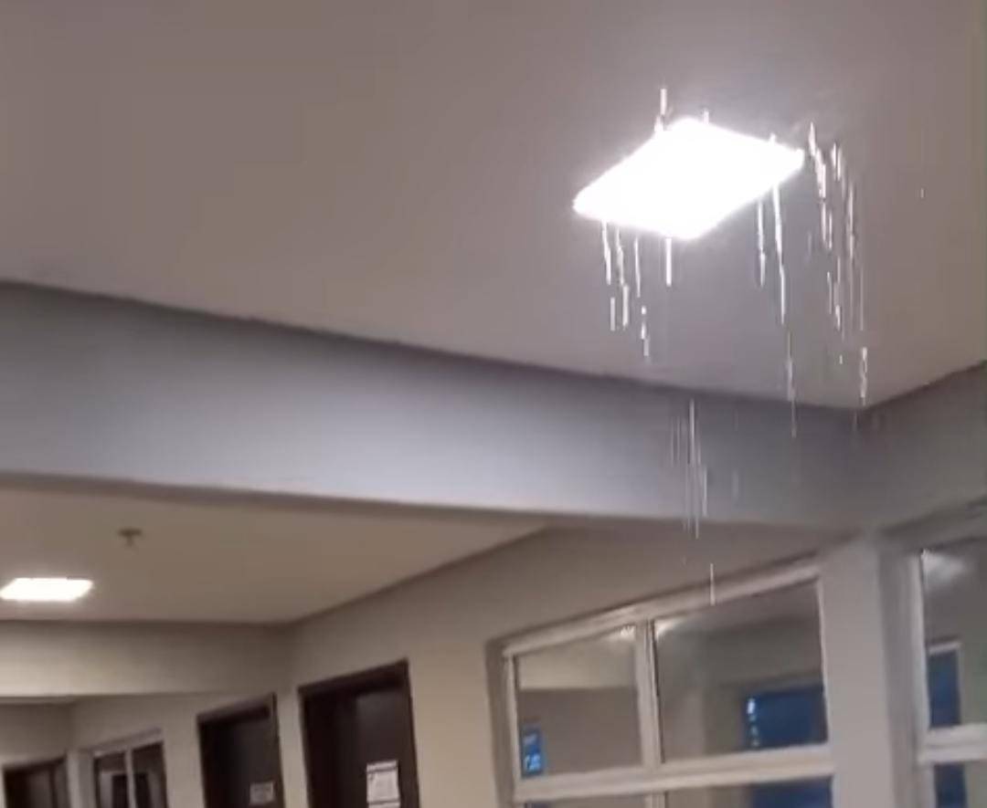 Árvore caiu sob telhado da entidade